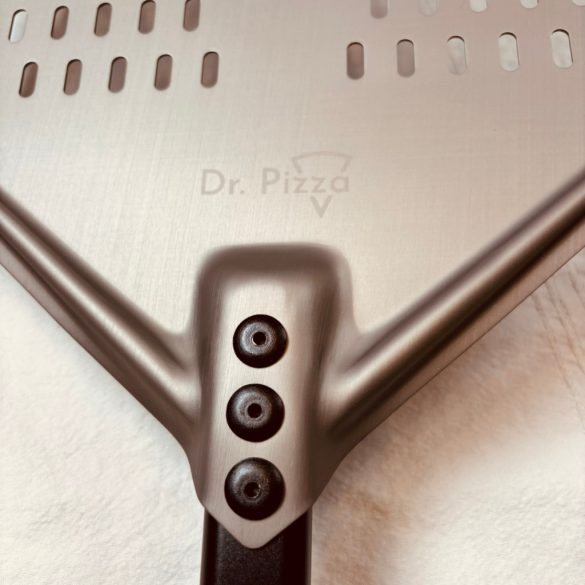 Dr. Pizza perforált alumínium pizzalapát csatlakozási pontja közelről