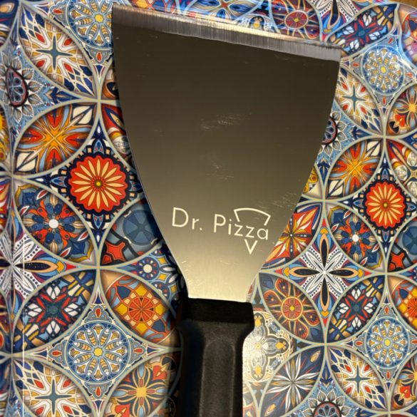 Dr. Pizza tésztavágó spatula pengéjének és logójának részlete