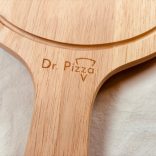 Dr. Pizza fa pizza tálalódeszka logó- és fogantyúrészlete